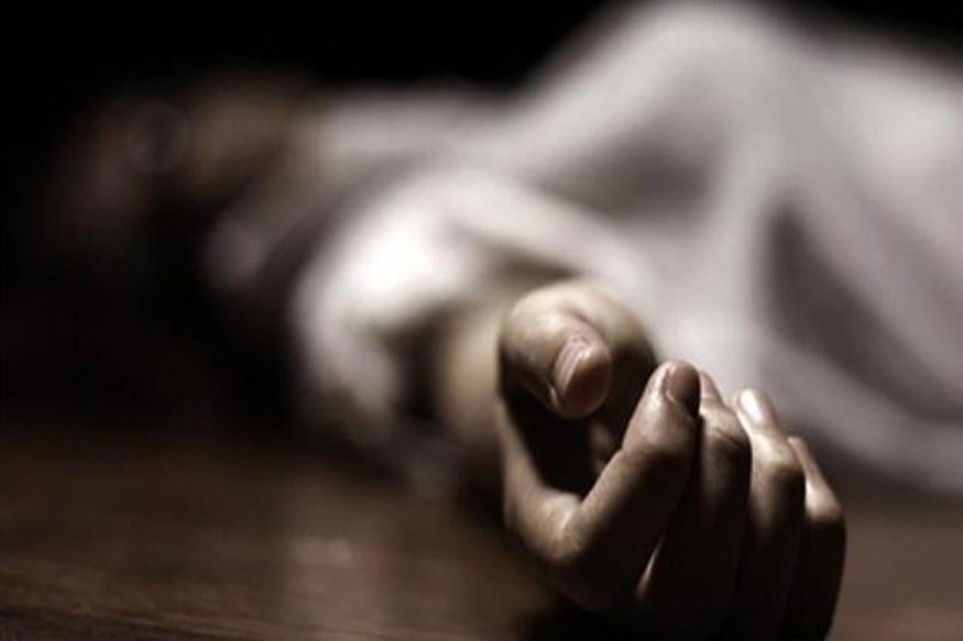 शेजारील महिला घ्यायच्या चारित्र्यावर संशय, पुण्यात विवाहितेची गळफास घेऊन आत्महत्या