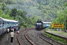 कोकण रेल्वे मार्गावर आठ तासांचा मेगाब्लॉक, या गाड्यांवर होणार परिणाम