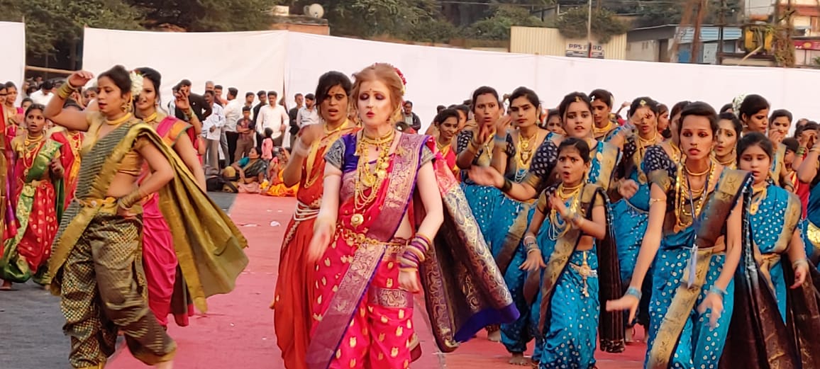 महाराष्ट्रातल्या कलाकारांशिवाय यात विदेशी मुलींनीही सहभाग घेतला आणि त्याच ठसक्यात लावणी सादर केली. महाराष्ट्रातल्या कलाकारांशिवाय यात विदेशी मुलींनीही सहभाग घेतला आणि त्याच ठसक्यात लावणी सादर केली.