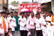 कर्जमाफीचे ग्रँड सेलिब्रेशन.. शिवसेनेने शेतकऱ्यांना साखर वाटून तोंड केलं गोड
