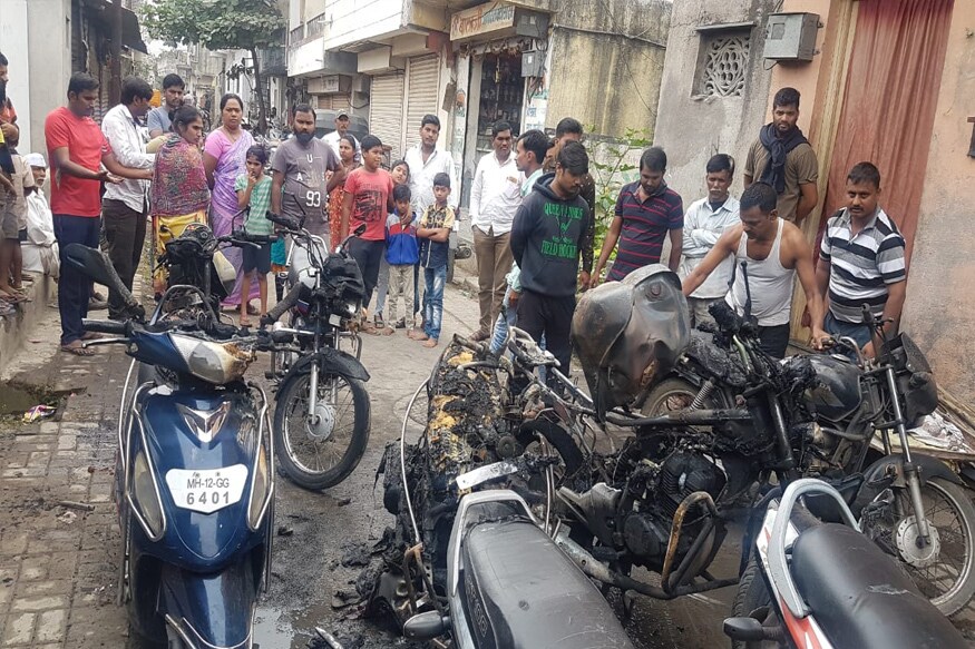पोलिसांनी याप्रकरणी घटनास्थळाचा पंचनामा केला असून हे जळीतकांड आहे की दुर्घटना याचा शोध घेण्यात येत आहे. पोलिसांनी याप्रकरणी घटनास्थळाचा पंचनामा केला असून हे जळीतकांड आहे की दुर्घटना याचा शोध घेण्यात येत आहे.