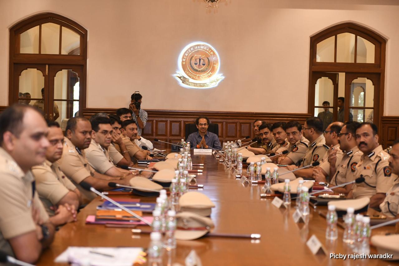 आत्तापर्यंत शिवसेनेची ओळख ही इशारे देणं, खळ खट्ट्याक करणं अशीच होती. मात्र आज शिवसेनेचे पक्षप्रमुख हेच मुख्यमंत्री झाल्याने आज त्यांचं वेगळं रुप बघायला मिळालं. आत्तापर्यंत शिवसेनेची ओळख ही इशारे देणं, खळ खट्ट्याक करणं अशीच होती. मात्र आज शिवसेनेचे पक्षप्रमुख हेच मुख्यमंत्री झाल्याने आज त्यांचं वेगळं रुप बघायला मिळालं.