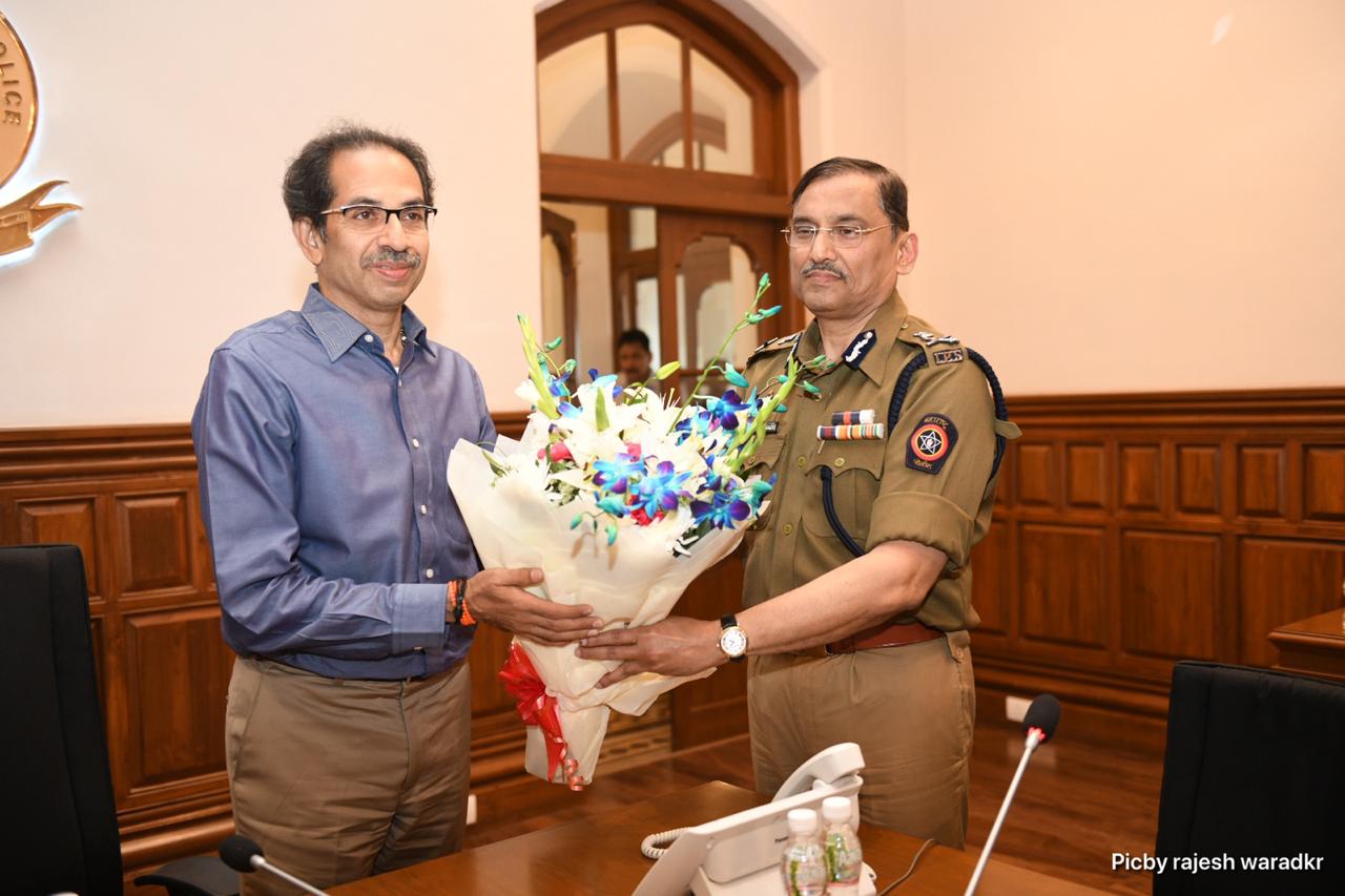 पोलिसांनीही मुख्यमंत्री आणि गृहमंत्र्यांसोर मुंबईच्या सुरक्षेसाठी करण्यात येत असलेल्या उपाययोजनांची माहिती दिली. पोलिसांनीही मुख्यमंत्री आणि गृहमंत्र्यांसोर मुंबईच्या सुरक्षेसाठी करण्यात येत असलेल्या उपाययोजनांची माहिती दिली.