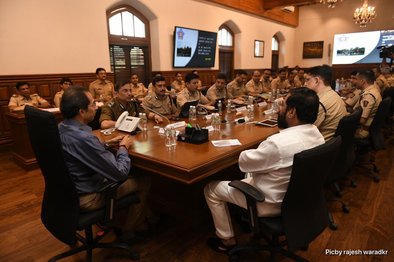 मुंबईची सामाजिक शांतता आणि धार्मिक सलोखा कायम राखण्यासाठी काळजी घ्या आणि डोळ्यात तेल घालून लक्ष ठेवा असं ठाकरे यांनी पोलिसांना सांगितलं. मुंबईची सामाजिक शांतता आणि धार्मिक सलोखा कायम राखण्यासाठी काळजी घ्या आणि डोळ्यात तेल घालून लक्ष ठेवा असं ठाकरे यांनी पोलिसांना सांगितलं.