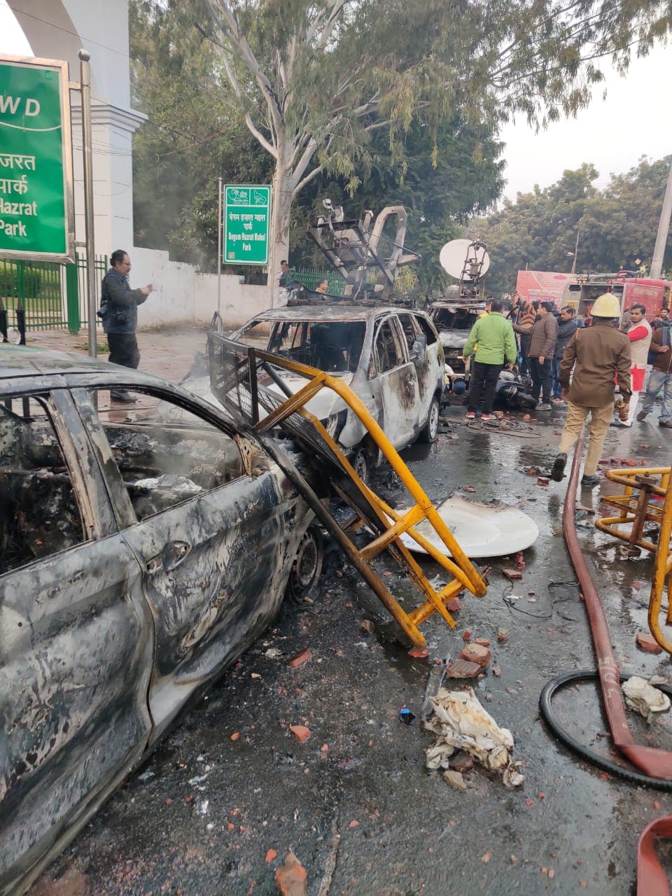 लखनौमध्ये निदर्शनांना हिंसक वळण लागलं. पत्रकारांच्या व्हॅनही निदर्शकांनी जाळल्या. News18 ची ओबी व्हॅनही पेटवून देण्यात आली. लखनौमध्ये निदर्शनांना हिंसक वळण लागलं. पत्रकारांच्या व्हॅनही निदर्शकांनी जाळल्या. News18 ची ओबी व्हॅनही पेटवून देण्यात आली.