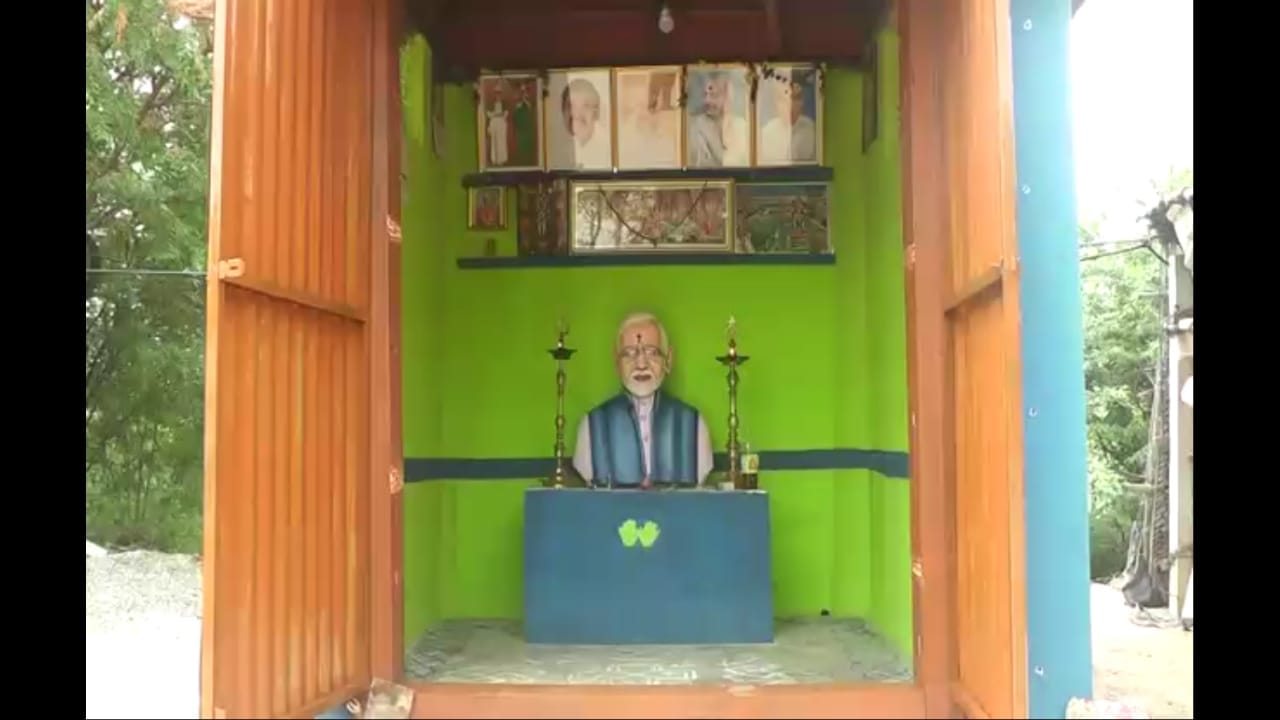 नमो मंदिराची उंची साधारण 8-8 फूट आहे. रोज मंदिरात आरती होते. मंदिरासमोर सडा, रांगोळी केली जाते. त्यासोबत मंदिरात कायम ज्योत तेवत असते. नमो मंदिराची उंची साधारण 8-8 फूट आहे. रोज मंदिरात आरती होते. मंदिरासमोर सडा, रांगोळी केली जाते. त्यासोबत मंदिरात कायम ज्योत तेवत असते.