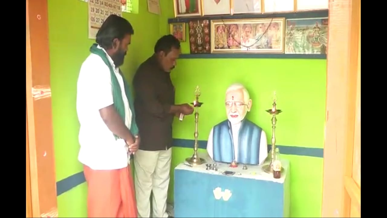 पी. शंकर असं या शेतकऱ्याचे नाव असून मंदिरासाठी त्यांनी स्वत: या एक लाख 20 हजार रुपयांचा खर्च केला आहे. पी शंकर हे तमिळनाडूत 63 किलोमीटर दूर असलेल्या इराकुडी या गावात राहतात. पी. शंकर असं या शेतकऱ्याचे नाव असून मंदिरासाठी त्यांनी स्वत: या एक लाख 20 हजार रुपयांचा खर्च केला आहे. पी शंकर हे तमिळनाडूत 63 किलोमीटर दूर असलेल्या इराकुडी या गावात राहतात.