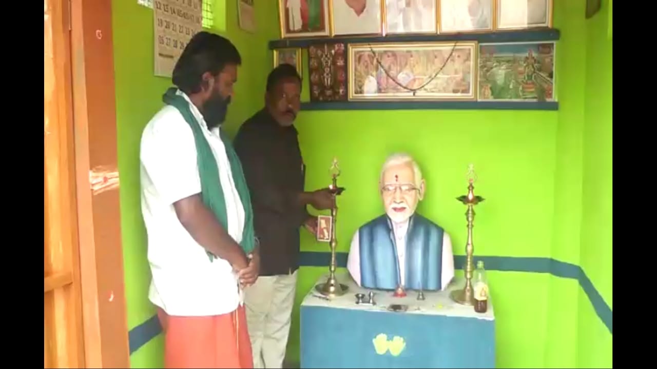 मागच्या आठवड्यात त्यांनी ह्या मंदिराचं उद्घाटन केलं असून तिथे प्रत्येक दिवशी आरती केली जाते. या मंदिराचं काम लोकसभा निवडणुकीच्या आधी सुरू करण्यात आल्याची माहिती मिळत आहे. मागच्या आठवड्यात त्यांनी ह्या मंदिराचं उद्घाटन केलं असून तिथे प्रत्येक दिवशी आरती केली जाते. या मंदिराचं काम लोकसभा निवडणुकीच्या आधी सुरू करण्यात आल्याची माहिती मिळत आहे.