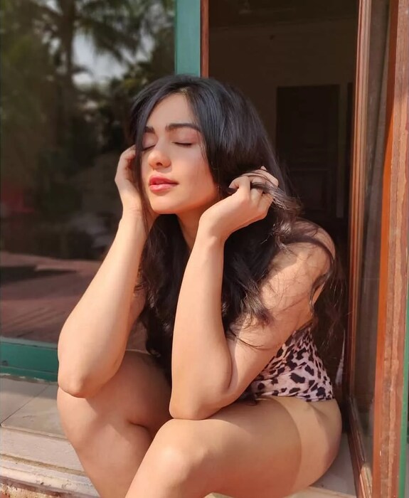 सोशल मीडियावर व्हायरल होत असलेल्या या फोटोमध्ये अदा अ‍ॅनिमल प्रिंट मोनोकिनीमध्ये दिसून असून तिच्या या बोल्ड लुकवर तिचे चाहते घायाळ झाले आहेत. 