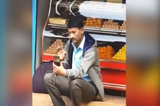 दिव्यांग असूनही असा साधला फोनवर संवाद, आनंद महिंद्रांनी शेअर केला हृदयस्पर्शी VIDEO