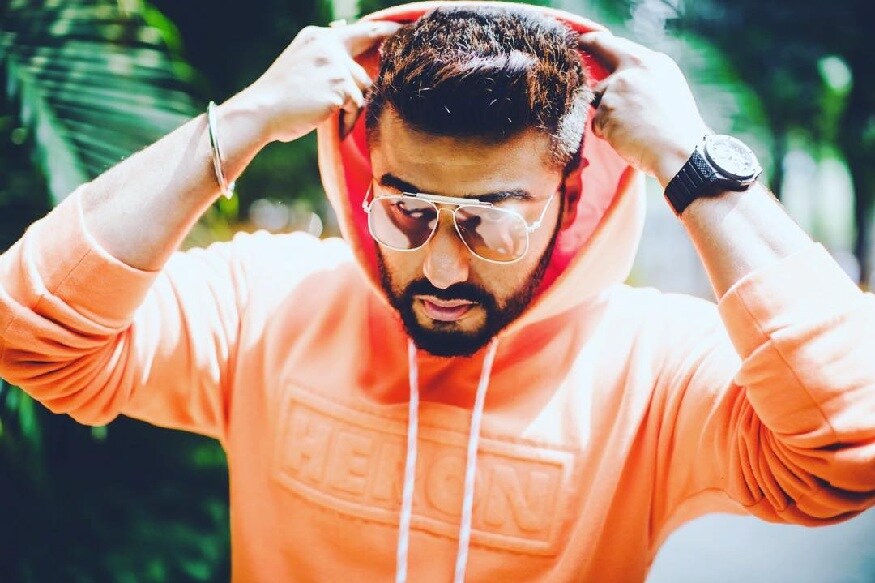 अभिनेता अर्जुन कपूरचे आता 6 पॅक अॅब्स आहेत. पण अर्जुन टीनेजर असताना त्याचं वजन 140 किलो होतं, यावर कुणाचा विश्वास बसणार नाही. पण हल्ली अर्जुन त्याच्या फिटनेसबद्दल जागरुक आहे. अभिनेता अर्जुन कपूरचे आता 6 पॅक अॅब्स आहेत. पण अर्जुन टीनेजर असताना त्याचं वजन 140 किलो होतं, यावर कुणाचा विश्वास बसणार नाही. पण हल्ली अर्जुन त्याच्या फिटनेसबद्दल जागरुक आहे.