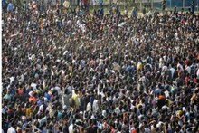 CAB विरोधी निदर्शनांना हिंसक वळण; पोलिसांबरोबरीच्या झटापटीत 2 आंदोलक ठार