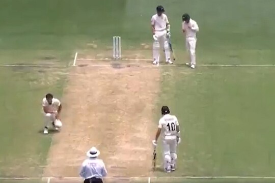VIDEO : अरेच्चा! बॅटला न लागताच मैदानातून गायब झाला चेंडू, LIVE सामन्यात सुरू झाली शोधाशोध