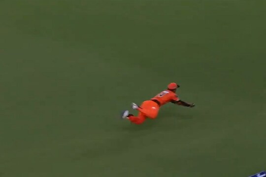 एका क्षणात सुपरमॅनसारखा हवेत उडाला फलंदाज आणि घेतला कॅच! पाहा VIDEO