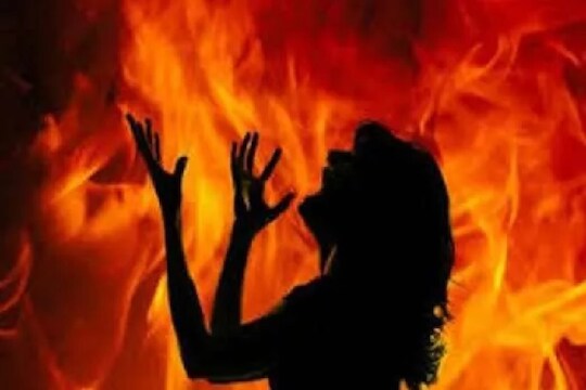 आई-बापाविरोधात मुलगी पोलीस स्टेशनमध्ये पोहोचली, तिथेच आईने रॉकेल टाकून घेतले पेटवून!