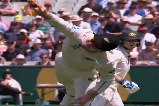 अरे देवा! हवेत उडी मारत फक्त 3 बोटांत पकडला कॅच, हा VIDEO पाहून व्हाल हैराण