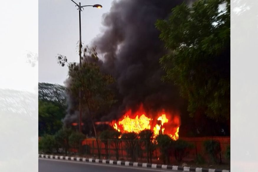 दिल्ली धगधगतंय! घर जळतं होतं अन् तो काहीच करू शकला नाही, डोळ्यांदेखत झाला आईचा मृत्यू