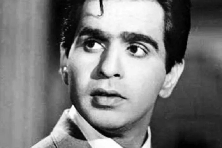 11 डिसेंबर 1922 मध्ये सध्याच्या पाकिस्तानमधील पेशावर येथे जन्मलेले दिलीप कुमार सध्या सिनेसृष्टीपासून दूर असले तरी एकेकाळी याच बॉलिवूडवर त्यांनी एकहाती राज्य केलं होतं. त्यामुळे आजही त्यांचे असंख्य चाहते आहेत. त्यांचं खरं नाव मोहम्मद युसूफ खान असं आहे. 11 डिसेंबर 1922 मध्ये सध्याच्या पाकिस्तानमधील पेशावर येथे जन्मलेले दिलीप कुमार सध्या सिनेसृष्टीपासून दूर असले तरी एकेकाळी याच बॉलिवूडवर त्यांनी एकहाती राज्य केलं होतं. त्यामुळे आजही त्यांचे असंख्य चाहते आहेत. त्यांचं खरं नाव मोहम्मद युसूफ खान असं आहे.