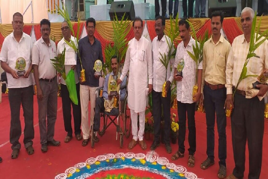 स्वतः कुंबळे व लाटवन बाजारपेठ येथे विक्री केली. शेतीला जोडधंदा म्हणून शेळीपालन, कुक्कुटपालन, दुग्धव्यवसाय यामुळे आर्थिक लाभ झाला. अधिकाऱ्यांचं मार्गदर्शन, घरच्यांची आणि नातेवाईकांची साथ, मदत यामुळे रुपेश यांनी आपलं अपंगत्व नाहीसं करून कर्तृत्व सिद्ध केलं. स्वतः कुंबळे व लाटवन बाजारपेठ येथे विक्री केली. शेतीला जोडधंदा म्हणून शेळीपालन, कुक्कुटपालन, दुग्धव्यवसाय यामुळे आर्थिक लाभ झाला. अधिकाऱ्यांचं मार्गदर्शन, घरच्यांची आणि नातेवाईकांची साथ, मदत यामुळे रुपेश यांनी आपलं अपंगत्व नाहीसं करून कर्तृत्व सिद्ध केलं.