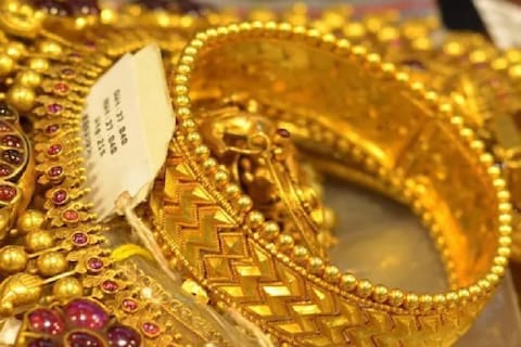 आंतरराष्ट्रीय बाजारात सोन्याच्या किंमती (Gold price today) घसरल्याने देशांतर्गत बाजारातही दरामध्ये घसरण झाली आहे. बुलियन मार्केटमध्ये 24 कॅरेटच्या सोन्याची किंमत प्रति तोळा 312 रुपयांनी कमी झाली आहे. 