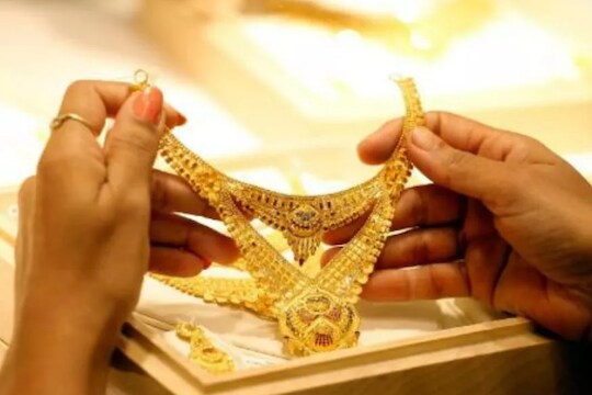 चांदीच्या किंमतीत या महिन्यातली सगळ्यात मोठी घसरण, काय आहे 10 ग्राम सोन्याचा भाव