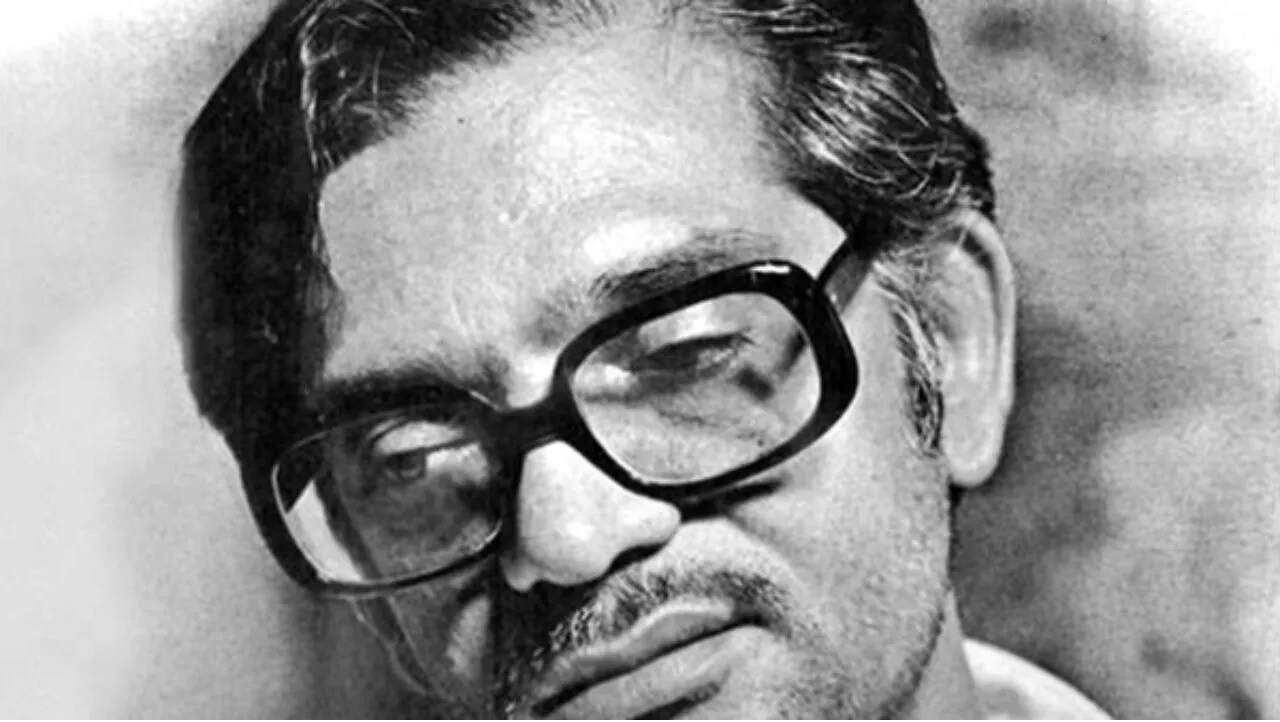 अविभाजित भारताच्या झेलम जिल्ह्यात 18 ऑगस्ट 1934 जन्मलेले गुलजार यांनीही अनेक प्रेक्षकांच्या मनावर राज्य केलं. ज्या जिल्ह्यात गुलजार यांचा जन्म झाला तो भाग आता पाकिस्तानमध्ये येतो. कमी वयात लेखनाला सुरुवात करणाऱ्या गुलजार यांचे आजही असंख्य चाहते आहे. अविभाजित भारताच्या झेलम जिल्ह्यात 18 ऑगस्ट 1934 जन्मलेले गुलजार यांनीही अनेक प्रेक्षकांच्या मनावर राज्य केलं. ज्या जिल्ह्यात गुलजार यांचा जन्म झाला तो भाग आता पाकिस्तानमध्ये येतो. कमी वयात लेखनाला सुरुवात करणाऱ्या गुलजार यांचे आजही असंख्य चाहते आहे.