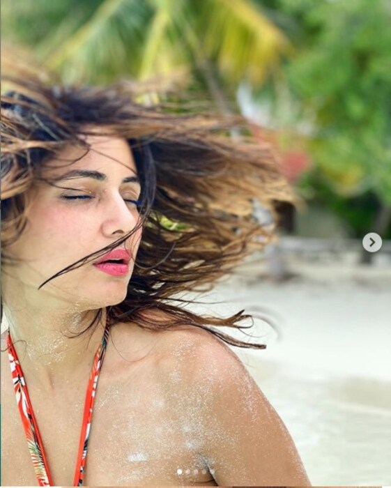बिग बॉसमधून बाहेर पडल्यानंतर आता हिना खान पुन्हा एकदा आपल्या हॉट लूकमुळे सोशल मीडियावर तुफान चर्चेत आहे. हिना खान तिचा बॉयफ्रेंड रॉकीसोबत मालदीवमध्ये सुट्ट्यांचा आनंद लुटताना पाहायला मिळत आहे. हिना आपले प्रत्येक अपडेट्स चाहत्यांसाठी सोशल मीडियावर शेअर करते.