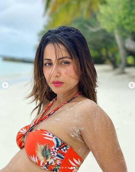 हिना सोशल मीडियावर जास्त अॅक्टीव असते. तिच्या फोटोंवर रोज हजारोंच्या लाईक्स आणि कमेंट्स येत असतात. हिनाच्या या फोटोंना जवळपास 5 लाखांहून अधिक लाईक्स 2 हजार कमेंट्स आल्या आहेत. हिना सोशल मीडियावर जास्त अॅक्टीव असते. तिच्या फोटोंवर रोज हजारोंच्या लाईक्स आणि कमेंट्स येत असतात. हिनाच्या या फोटोंना जवळपास 5 लाखांहून अधिक लाईक्स 2 हजार कमेंट्स आल्या आहेत.