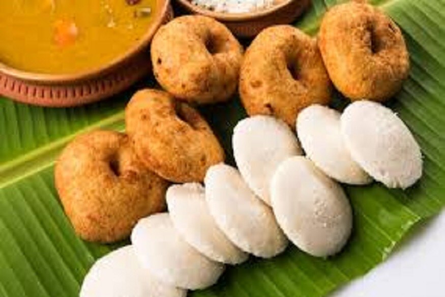 मध्यरात्री हलके आणि हेल्दी पदार्थ खावेत. या वेळेत तुम्ही उपमा, डोस, बेसन किंवा रव्याचे लाडू, अंड्याचा टोस्ट, खाकरा असे घरी बनवलेले पदार्थ खाणं उत्तम आहे. मध्यरात्री हलके आणि हेल्दी पदार्थ खावेत. या वेळेत तुम्ही उपमा, डोस, बेसन किंवा रव्याचे लाडू, अंड्याचा टोस्ट, खाकरा असे घरी बनवलेले पदार्थ खाणं उत्तम आहे.