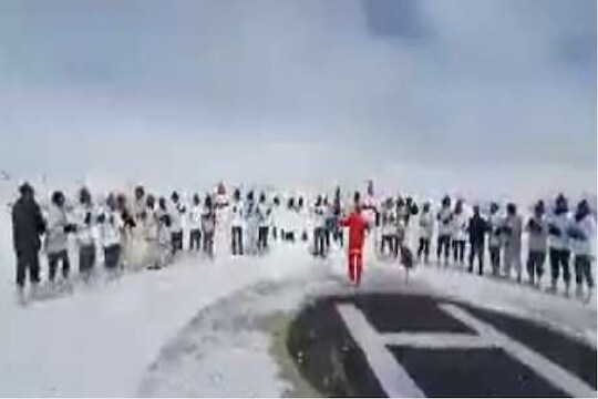 काश्मीरच्या हाडं गोठवणाऱ्या थंडीत जवानांनी साजरा केला ख्रिसमस, पाहा अंगावर शहारे आणणारा VIDEO