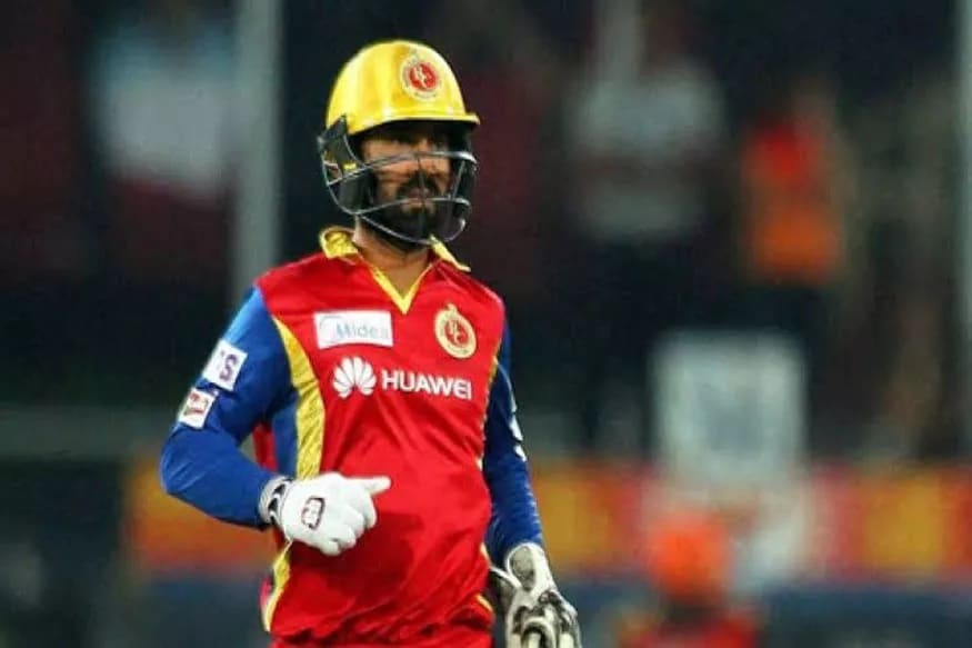 दिनेश कार्तिक (कोलकाता नाइट रायडर्स): दिनेश कार्तिकने भारतीय क्रिकेट संघात आपले स्थान निश्चित केले नसले तरी आयपीएलमध्ये त्याला मोठी मागणी आहे. 2014 मध्ये दिल्ली डेअरडेव्हिल्सने या फलंदाजाला 12.5 कोटींना विकत घेतले होते. दिल्लीने पुढच्या सत्रात त्याला सोडले. दिनेश कार्तिक (कोलकाता नाइट रायडर्स): दिनेश कार्तिकने भारतीय क्रिकेट संघात आपले स्थान निश्चित केले नसले तरी आयपीएलमध्ये त्याला मोठी मागणी आहे. 2014 मध्ये दिल्ली डेअरडेव्हिल्सने या फलंदाजाला 12.5 कोटींना विकत घेतले होते. दिल्लीने पुढच्या सत्रात त्याला सोडले.