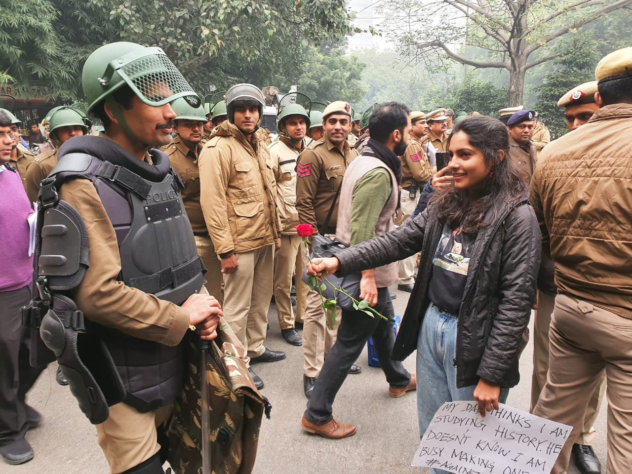दिल्लीत जंतर मंतर परिसरात आंदोलनादरम्यान मोठ्या संख्येने विद्यार्थी सहभागी झाले होते. दिल्ली पोलिसांना गुलाबाचं फूल दिलं. दिल्लीत जंतर मंतर परिसरात आंदोलनादरम्यान मोठ्या संख्येने विद्यार्थी सहभागी झाले होते. दिल्ली पोलिसांना गुलाबाचं फूल दिलं.