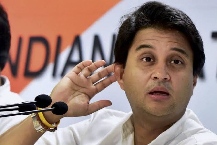 काही दिवसांपूर्वी काँग्रेसचे नेते आणि माजी महासचिव ज्योतिरादित्य सिंधिया यांनी त्यांचं ट्विटर स्टेटस बदललं आणि राजकारण चांगलंच तापलं. त्यांनी काँग्रेसशी संबंधित माहिती हटवली आणि त्याजागी जनसेवक आणि क्रिकेटप्रेमी असं लिहिलं. त्यानंतर ज्योतिरादित्य सिंधिया बंड करणार अशा अफवा उठल्या. नंतर मात्र असं काही नव्हतं हे स्पष्ट झालं. काही दिवसांपूर्वी काँग्रेसचे नेते आणि माजी महासचिव ज्योतिरादित्य सिंधिया यांनी त्यांचं ट्विटर स्टेटस बदललं आणि राजकारण चांगलंच तापलं. त्यांनी काँग्रेसशी संबंधित माहिती हटवली आणि त्याजागी जनसेवक आणि क्रिकेटप्रेमी असं लिहिलं. त्यानंतर ज्योतिरादित्य सिंधिया बंड करणार अशा अफवा उठल्या. नंतर मात्र असं काही नव्हतं हे स्पष्ट झालं.