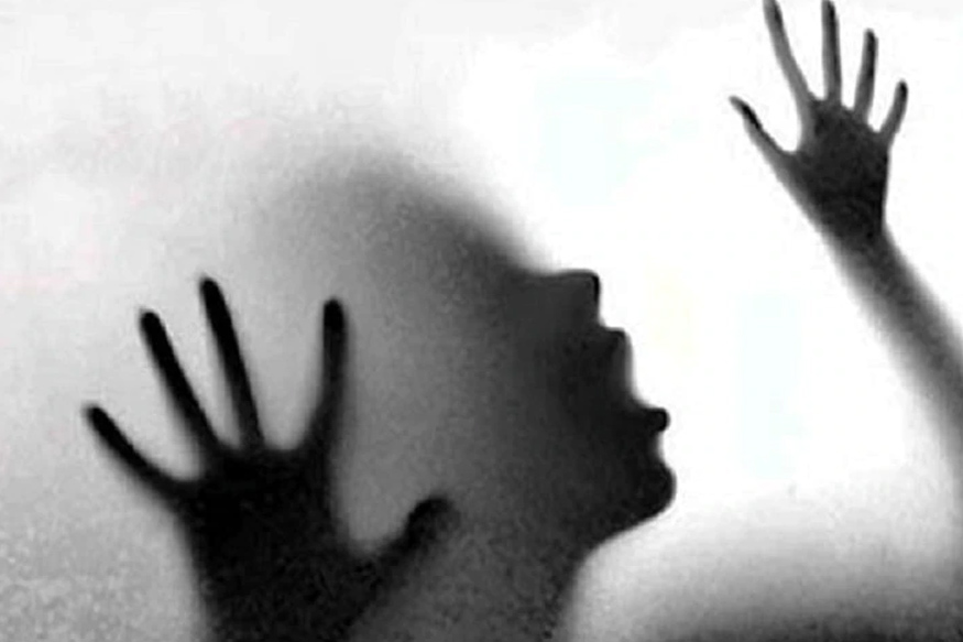 पुन्हा निर्भया! मित्रांनीच बलात्कार करुन तरुणीला हायवेवर फेकलं