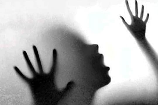 पुन्हा निर्भया! मित्रांनीच बलात्कार करुन तरुणीला हायवेवर फेकलं