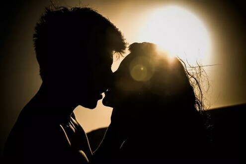 गर्लफ्रेंडने केलं KISS; तरुणाने ...