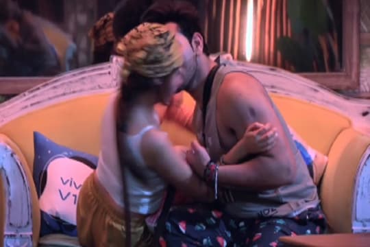 Bigg Boss 13 : माहिराच्या मनाविरुद्ध पारसनं 3 वेळा केलं KISS, VIDEO VIRAL