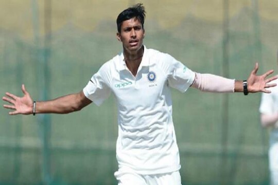 India vs West Indies : कधी 200 रुपयांसाठी केली गोलंदाजी आता टीम इंडियात केलं पदार्पण!