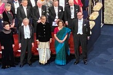भारतीय पोषाख परिधान करून 'Nobel' घेण्यासाठी पोहोचले अभिजीत बनर्जी, एस्टर डफलो