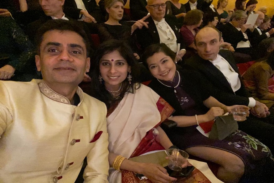 अभिजीत बॅनर्जी, एस्टर डफॅलो आणि मायकेल क्रेमर यांची निवड ‘एलिव्हेटिंग ग्लोबल पॉव्हर्टी’ या प्रायोगिक दृष्टिकोनासाठी झाली आहे. नोबेल समितीने आपल्या निवेदनात म्हटले आहे की, हे संशोधन जागतिक दारिद्र्य रोखण्यात मदत करेल. यापूर्वी भारतीय वंशाच्या अमर्त्य सेन यांना अर्थशास्त्राचा नोबेल पुरस्कार देण्यात आला होता. 1998 मध्ये सेन यांना अर्थशास्त्राचा नोबेल पुरस्कार मिळाला. अभिजीत बॅनर्जी, एस्टर डफॅलो आणि मायकेल क्रेमर यांची निवड ‘एलिव्हेटिंग ग्लोबल पॉव्हर्टी’ या प्रायोगिक दृष्टिकोनासाठी झाली आहे. नोबेल समितीने आपल्या निवेदनात म्हटले आहे की, हे संशोधन जागतिक दारिद्र्य रोखण्यात मदत करेल. यापूर्वी भारतीय वंशाच्या अमर्त्य सेन यांना अर्थशास्त्राचा नोबेल पुरस्कार देण्यात आला होता. 1998 मध्ये सेन यांना अर्थशास्त्राचा नोबेल पुरस्कार मिळाला.