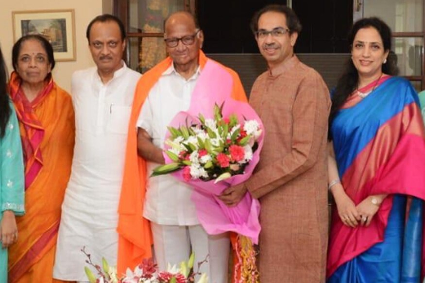 मुख्यमंत्री उद्धव ठाकरे यांनी पत्नी रश्मी ठाकरे आणि मुलगा आदित्य यांच्यासह पवार यांच्या सिल्व्हर ओक या निवासस्थानी जाऊन भेट घेतली. मुख्यमंत्री उद्धव ठाकरे यांनी पत्नी रश्मी ठाकरे आणि मुलगा आदित्य यांच्यासह पवार यांच्या सिल्व्हर ओक या निवासस्थानी जाऊन भेट घेतली.
