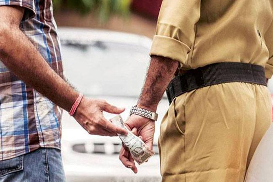 खाकी वर्दीतला लाचखोर, अधिकाऱ्याचा प्रताप ऐकून पोलीस दल हैराण