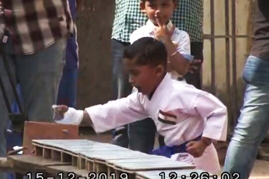 छोटा ब्रुस ली, 1 मिनिटात फोडल्या 125 टाईल्स! पाहा हा VIDEO