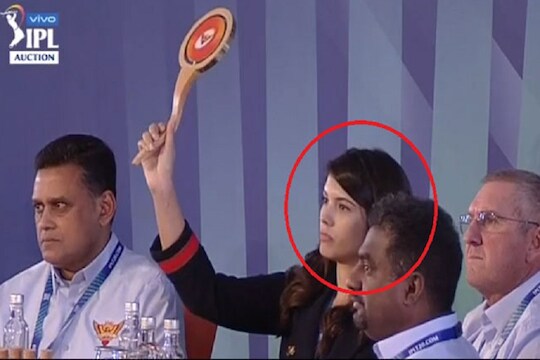 IPL Auctionमध्ये ‘या’ मिस्ट्री गर्लनं लावली कोट्यावधींची बोली, नेटकरीही फिदा