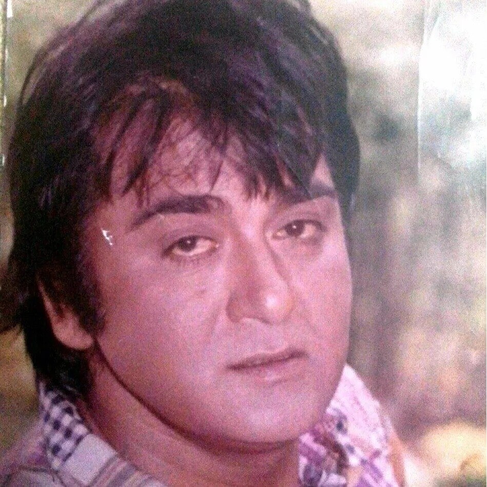 भारतीय सिनेमांची ‘जान’ असं ज्यांना म्हटलं जात त्या सुनील दत्त यांचा जन्म खुर्दी, पंजाब गावात 6 जून 1929 मध्ये झाला. हा भागही आता पाकिस्तानमध्ये येतो. सुनील दत्त याचं खरं नाव बलराज रघुनाथ दत्त असं आहे. ते एक असे अभिनेता होते ज्यांनी सामान्य भारतीय व्यक्ती मोठ्या पडद्यावर साकारला. भारतीय सिनेमांची ‘जान’ असं ज्यांना म्हटलं जात त्या सुनील दत्त यांचा जन्म खुर्दी, पंजाब गावात 6 जून 1929 मध्ये झाला. हा भागही आता पाकिस्तानमध्ये येतो. सुनील दत्त याचं खरं नाव बलराज रघुनाथ दत्त असं आहे. ते एक असे अभिनेता होते ज्यांनी सामान्य भारतीय व्यक्ती मोठ्या पडद्यावर साकारला.