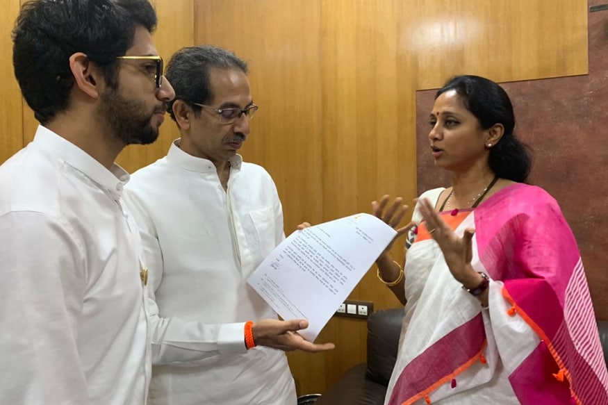 उद्धव ठाकरे यांनी मुख्यमंत्रिपदाचा पदभार स्वीकारला होता तेव्हाही सुप्रिया सुळे यांनी मंत्रालयात जाऊन त्यांची भेट घेतली होती. उद्धव ठाकरे यांनी मुख्यमंत्रिपदाचा पदभार स्वीकारला होता तेव्हाही सुप्रिया सुळे यांनी मंत्रालयात जाऊन त्यांची भेट घेतली होती.