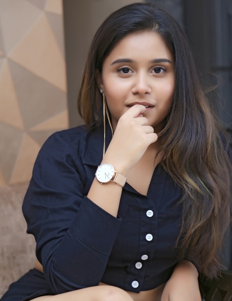 स्वानंदीनं नुकतंच एक हॉट फोटोशूट केलं ज्यातील तिच्या अदांवर तिचे चाहते फिदा झालेले पाहायला मिळत आहेत. स्वानंदीनं नुकतंच एक हॉट फोटोशूट केलं ज्यातील तिच्या अदांवर तिचे चाहते फिदा झालेले पाहायला मिळत आहेत.