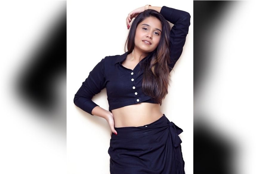 बॉलिवूडच्या स्टार किड्सच्या चर्चा तर नेहमीच होत असतात. पण आता मराठी स्टार किड्स सुद्धा या शर्यतीत उतरले आहेत. सध्या सोशल मीडियावर सर्वाधिक चर्चेत असलेली मराठमोळी स्टार किड आहे ती म्हणजे स्वानंदी बेर्डे... बॉलिवूडच्या स्टार किड्सच्या चर्चा तर नेहमीच होत असतात. पण आता मराठी स्टार किड्स सुद्धा या शर्यतीत उतरले आहेत. सध्या सोशल मीडियावर सर्वाधिक चर्चेत असलेली मराठमोळी स्टार किड आहे ती म्हणजे स्वानंदी बेर्डे...