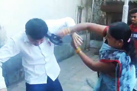 लेकीसोबत शिक्षकाने केले नको ते कृत्य, आईने शाळेत जाऊन चप्पलेनं फोडलं