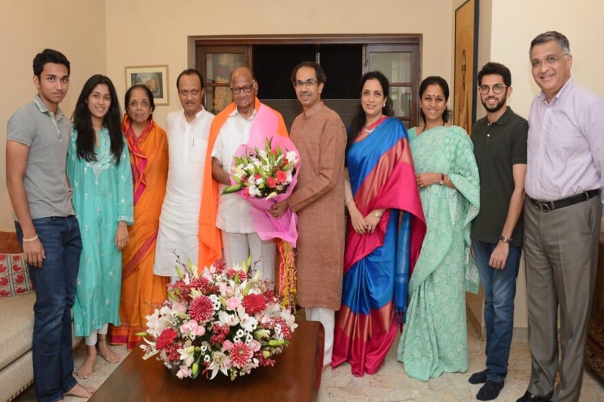 राष्ट्रवादीचे अध्यक्ष शरद पवार यांचा आज वाढदिवस आहे. आज संध्याकाळी शरद पवार यांना वाढदिवसाच्या शुभेच्छा देण्यासाठी उद्धव ठाकरे हे सहकुटुंब पोहोचले होते. या निमित्ताने ठाकरे आणि पवार कुटुंब एकत्र आले. राष्ट्रवादीचे अध्यक्ष शरद पवार यांचा आज वाढदिवस आहे. आज संध्याकाळी शरद पवार यांना वाढदिवसाच्या शुभेच्छा देण्यासाठी उद्धव ठाकरे हे सहकुटुंब पोहोचले होते. या निमित्ताने ठाकरे आणि पवार कुटुंब एकत्र आले.